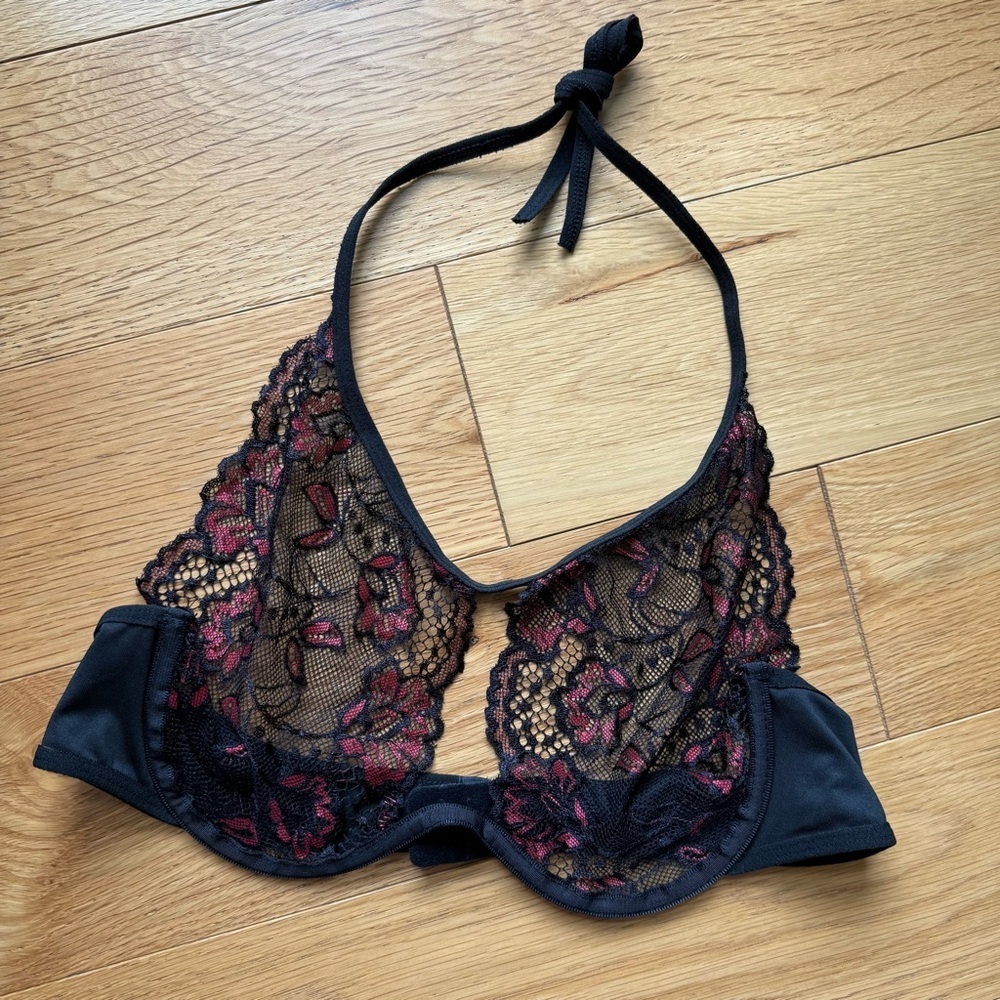 Black and Red Lace Lingerie Set - Picture 3 of 11